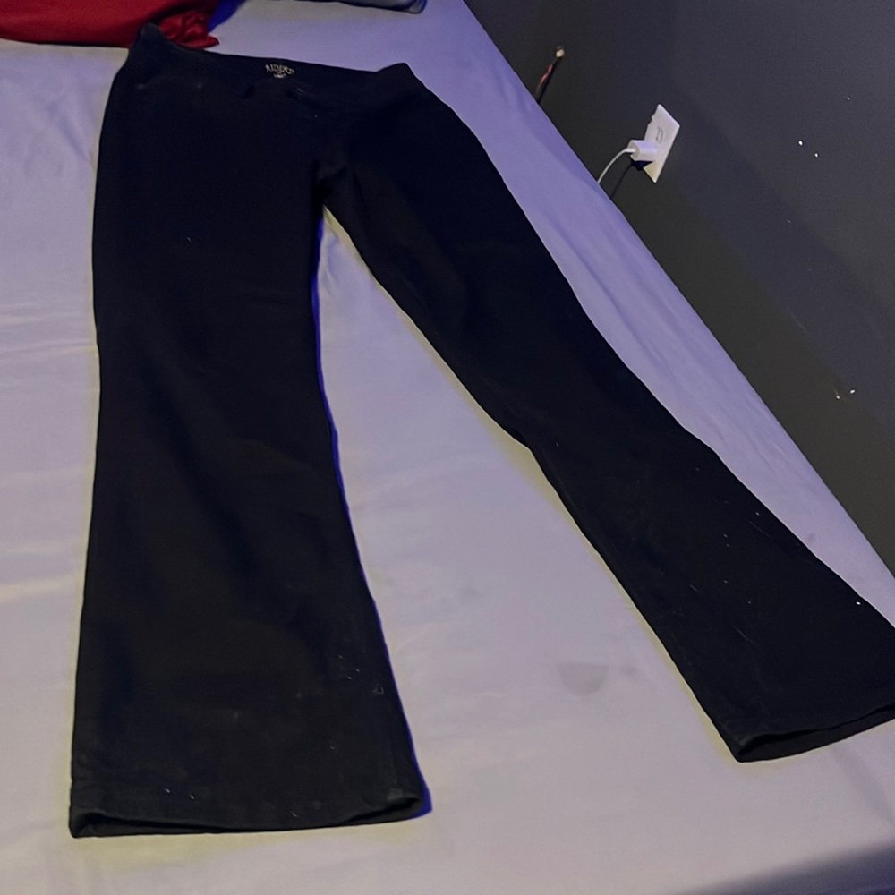 Black boot, cut jeans